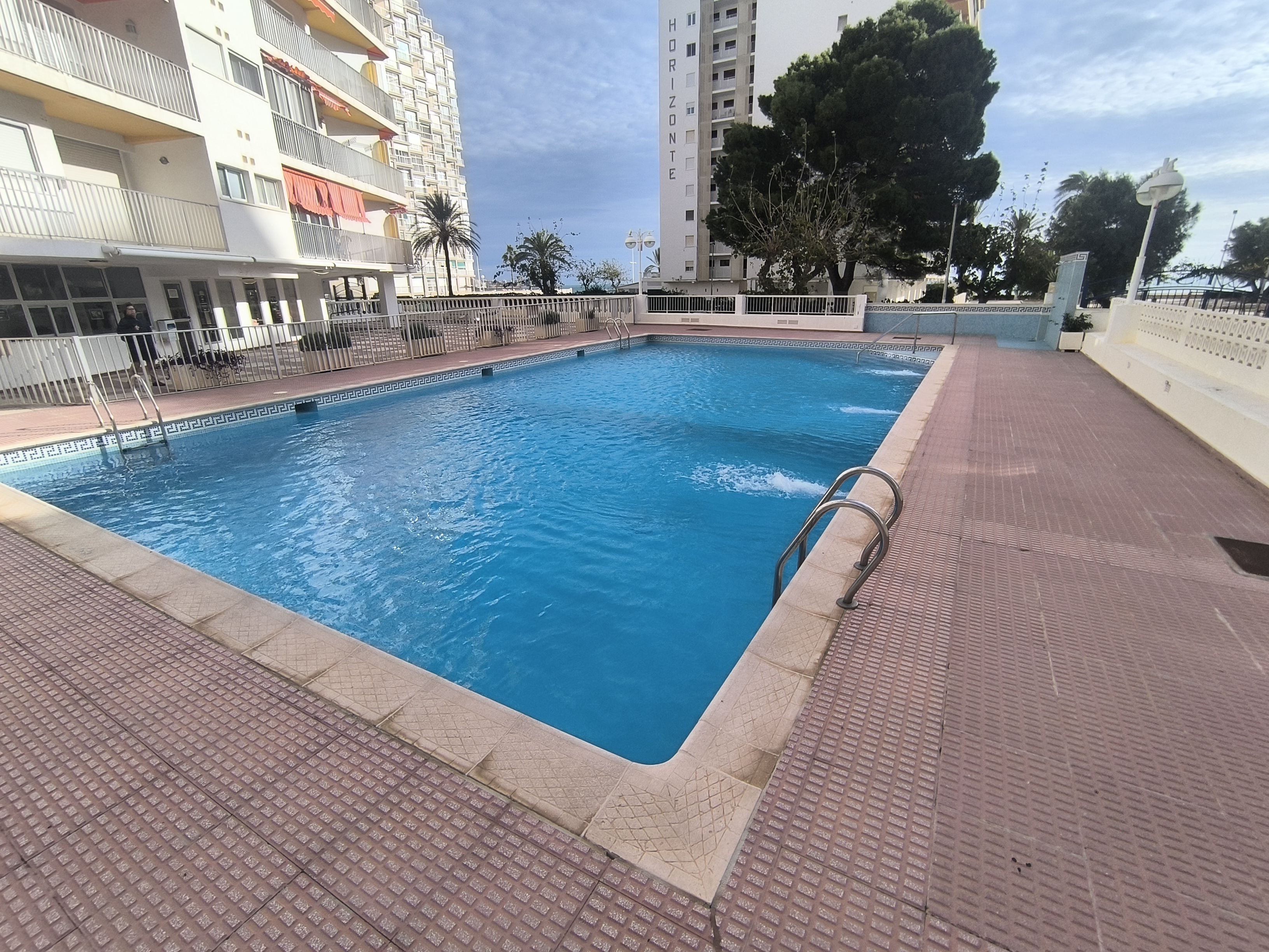 Ático con terraza y vistas al Mar - Piscina